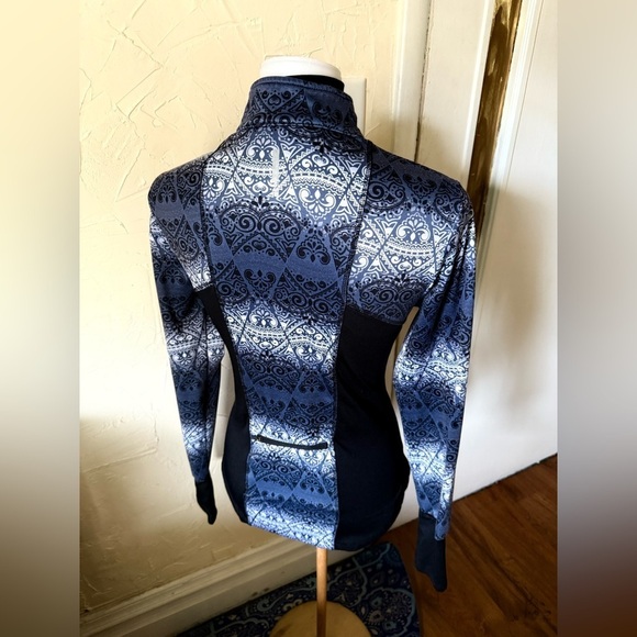 Marika Navy and Black Geometric Pullover - Picture 5 of 6